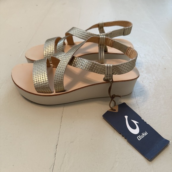 OluKai Shoes - OluKai Women's Onohi Strappy Sandal Size 6 Bubbly White Sand (Tan/silver) NWT